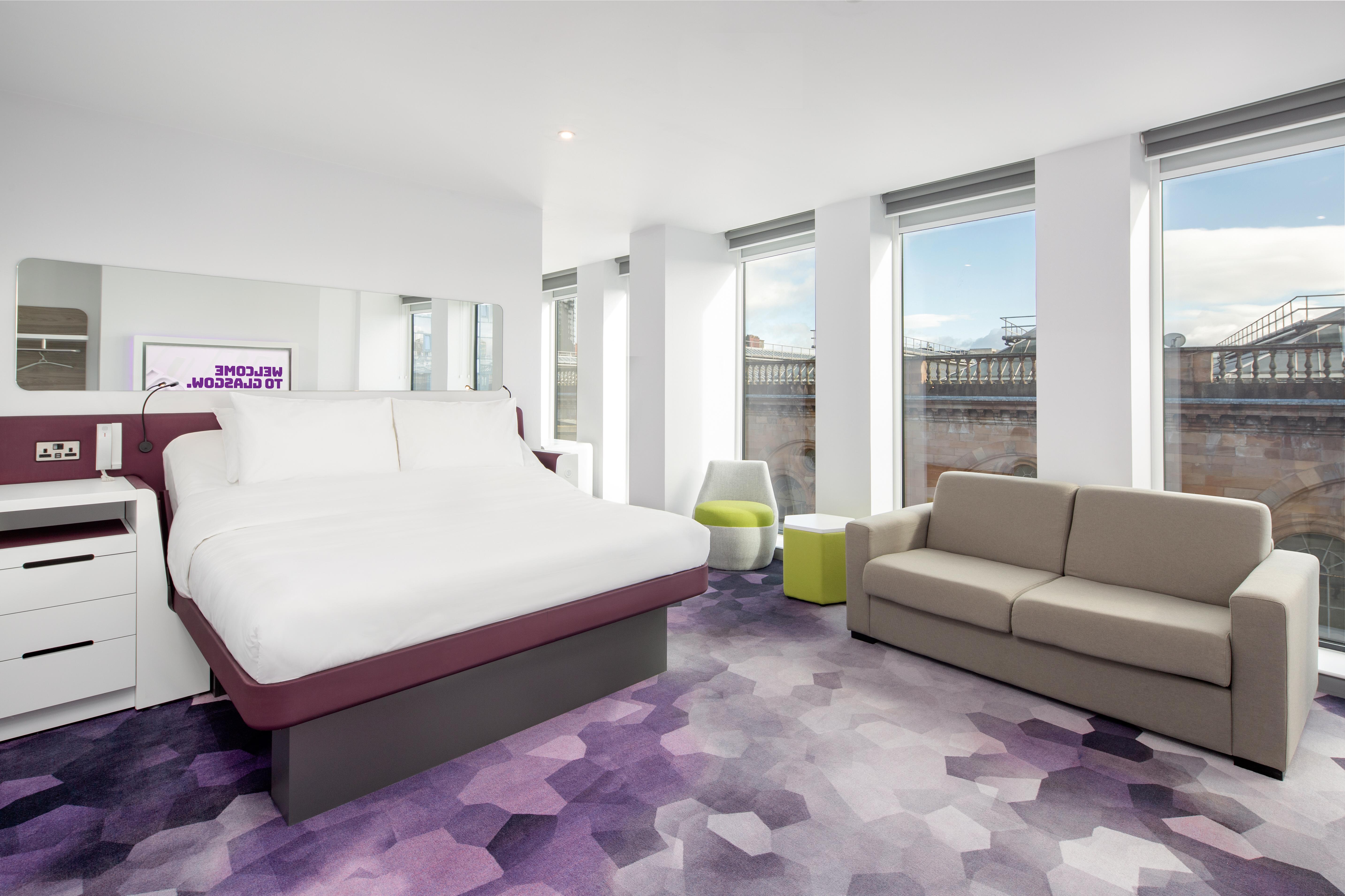 Yotel กลาสโกว์ ภายนอก รูปภาพ A room at the new Holiday Inn Express in Warsaw, Poland