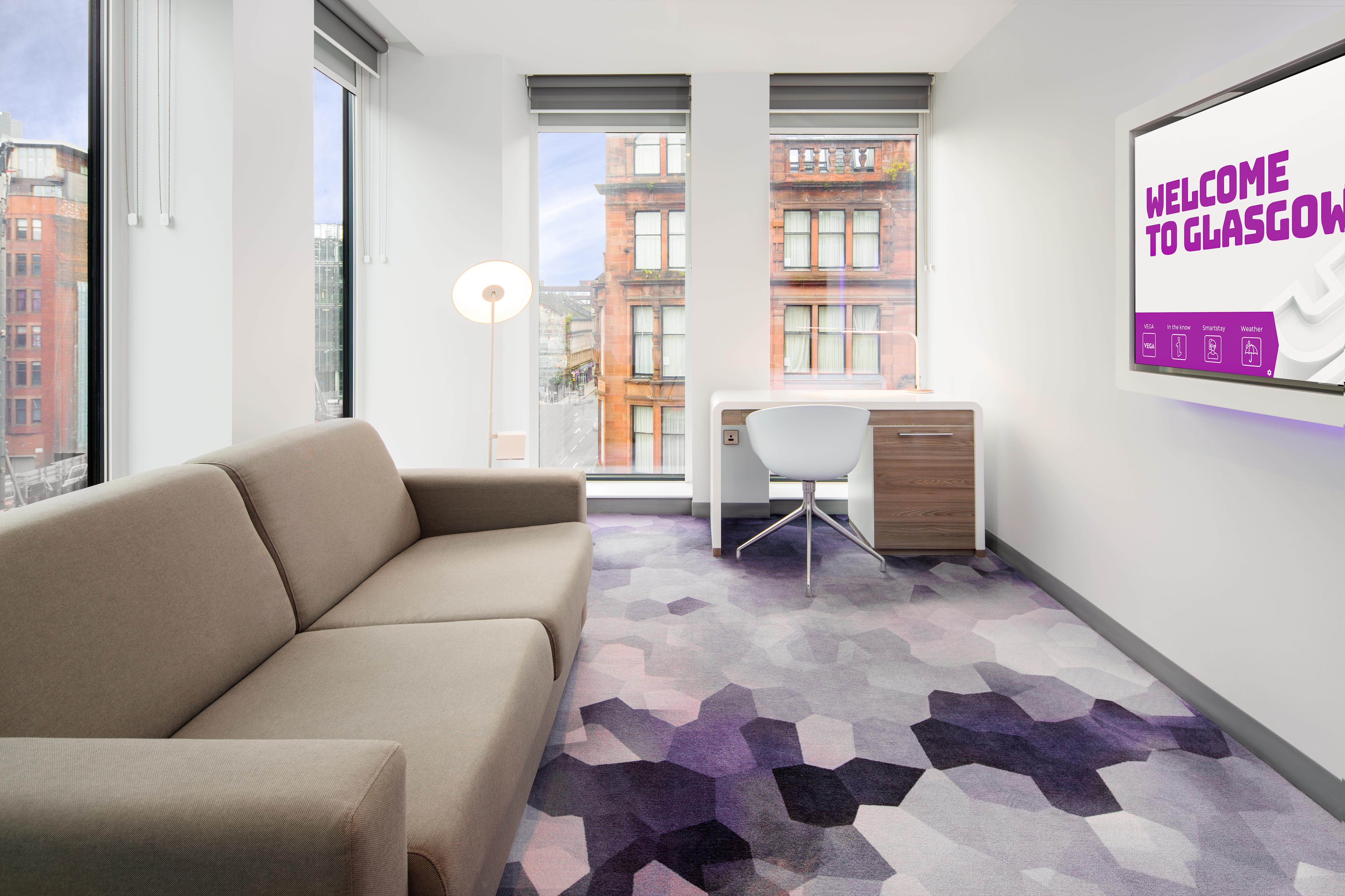 Yotel กลาสโกว์ ภายนอก รูปภาพ A room at the new Edinburgh Holiday Inn Express