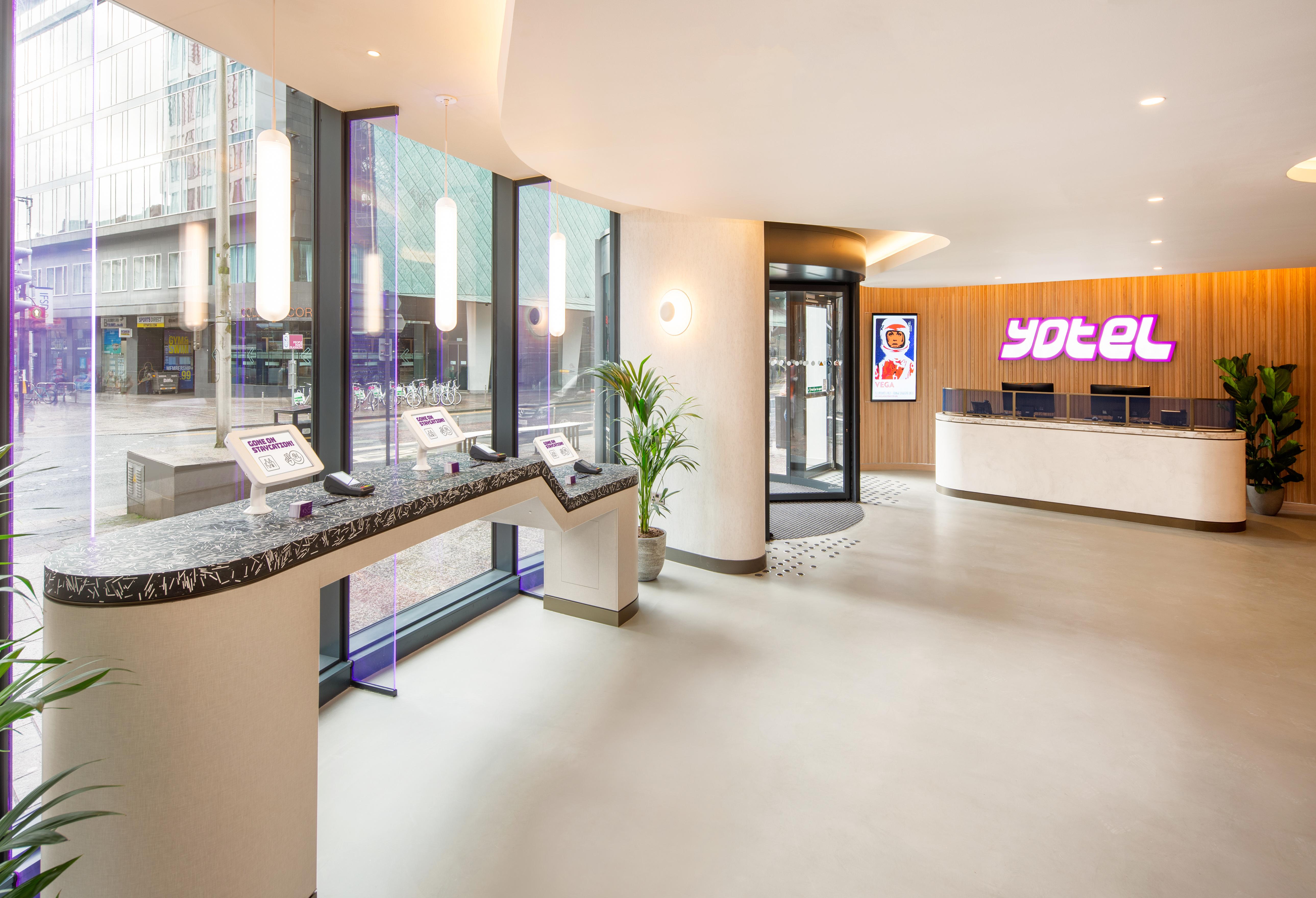 Yotel กลาสโกว์ ภายนอก รูปภาพ Reception desk of a Yotel in London