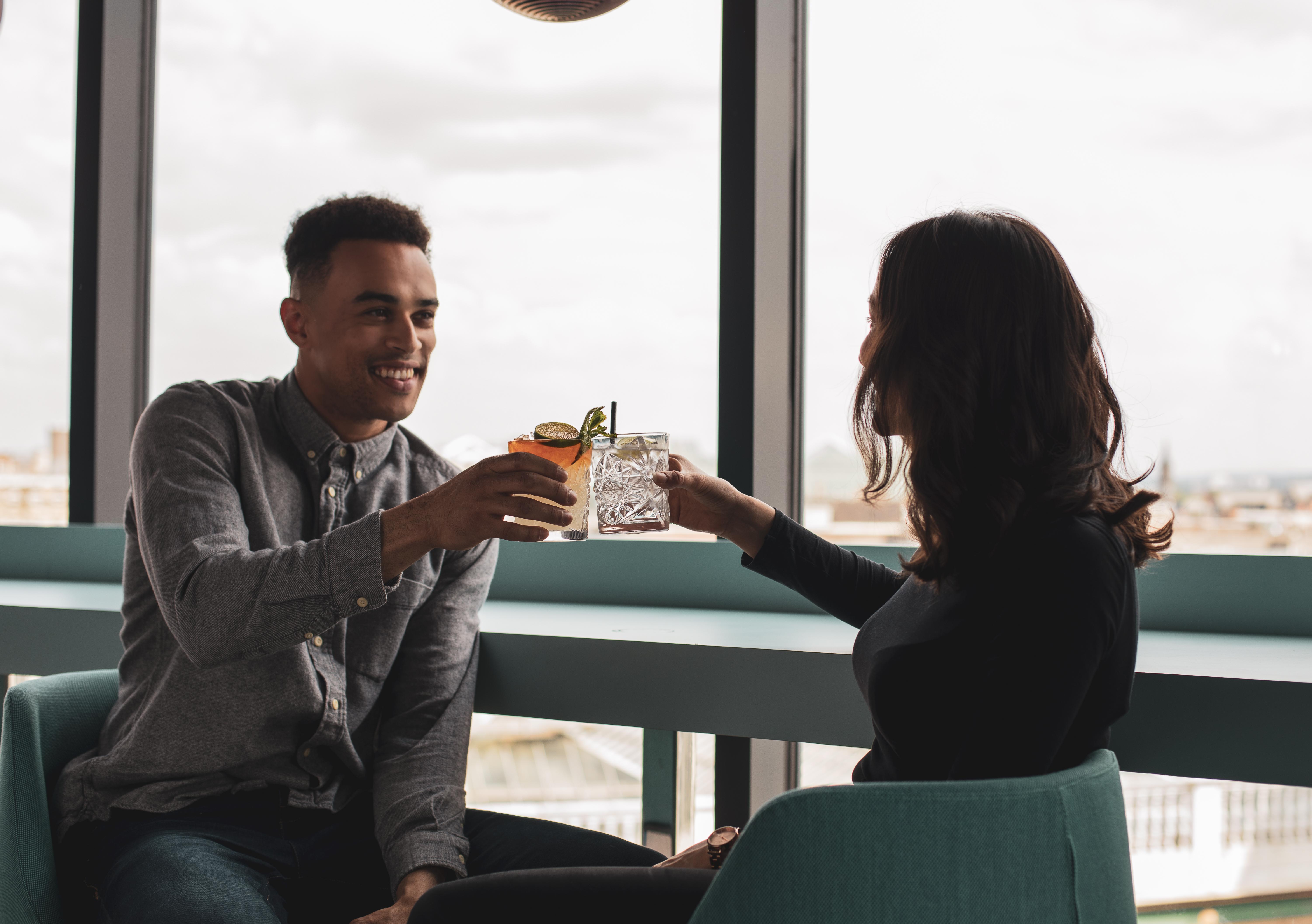 Yotel กลาสโกว์ ภายนอก รูปภาพ A couple having drinks together.