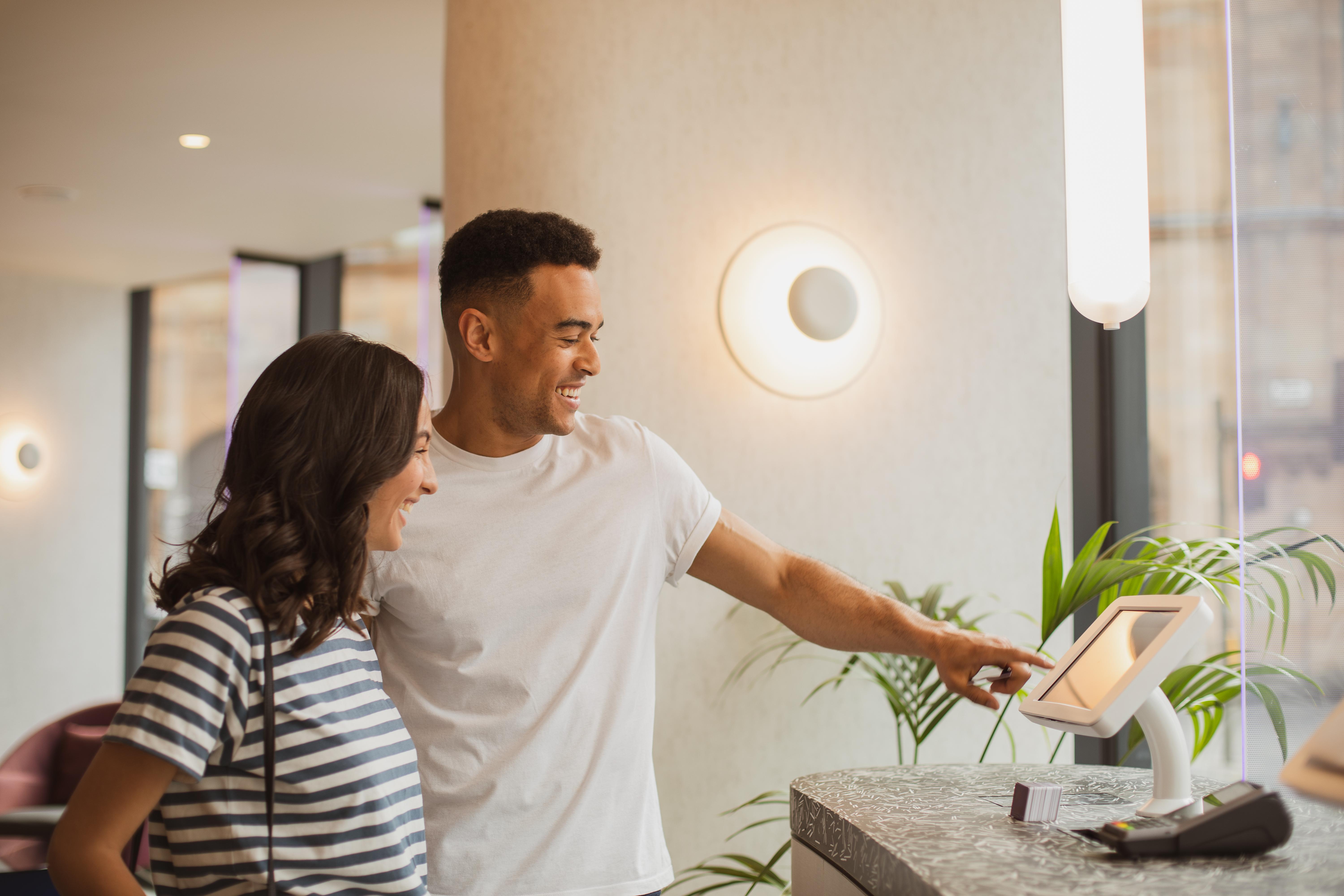 Yotel กลาสโกว์ ภายนอก รูปภาพ A couple checking in at a hotel