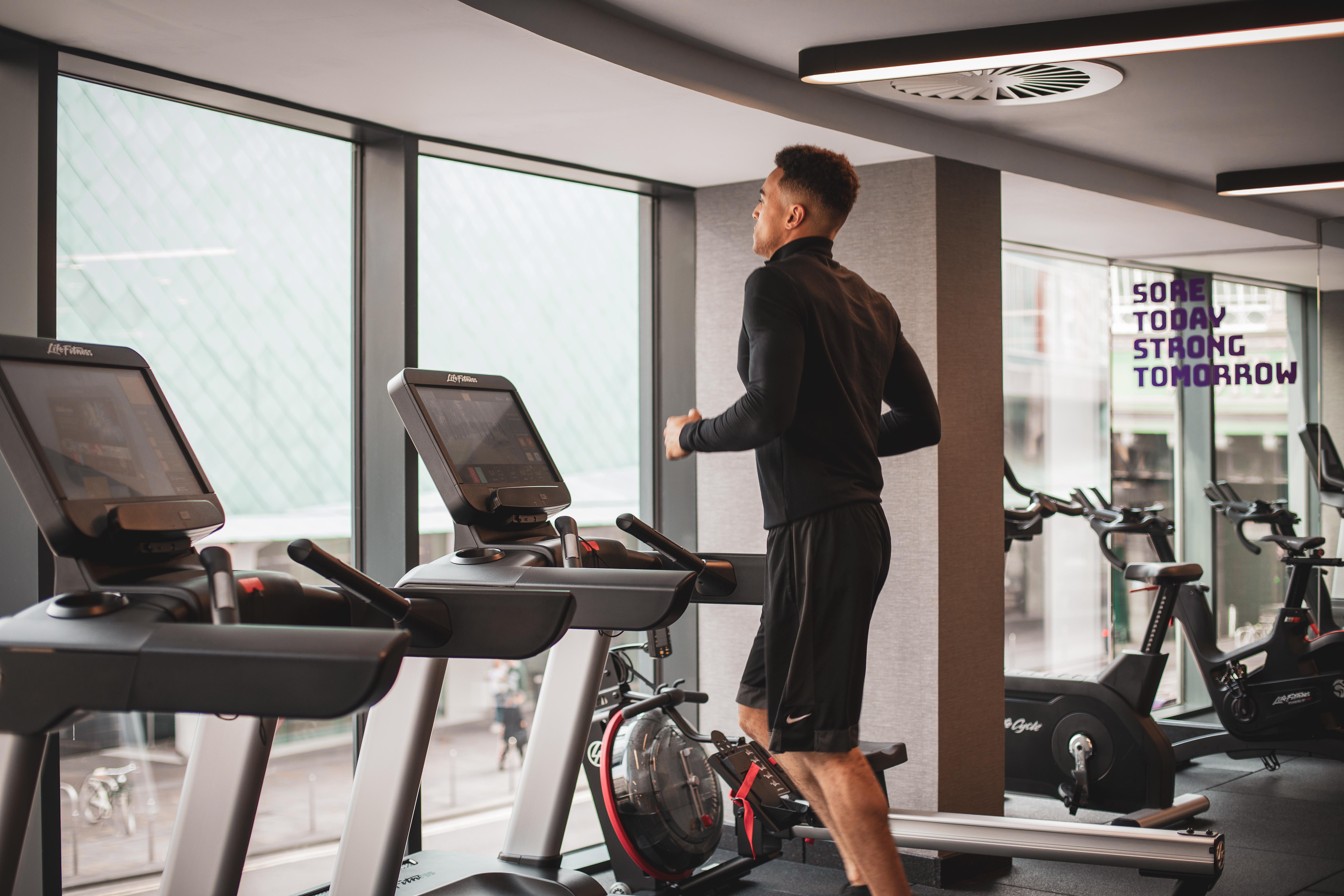 Yotel กลาสโกว์ ภายนอก รูปภาพ A man running on a treadmill