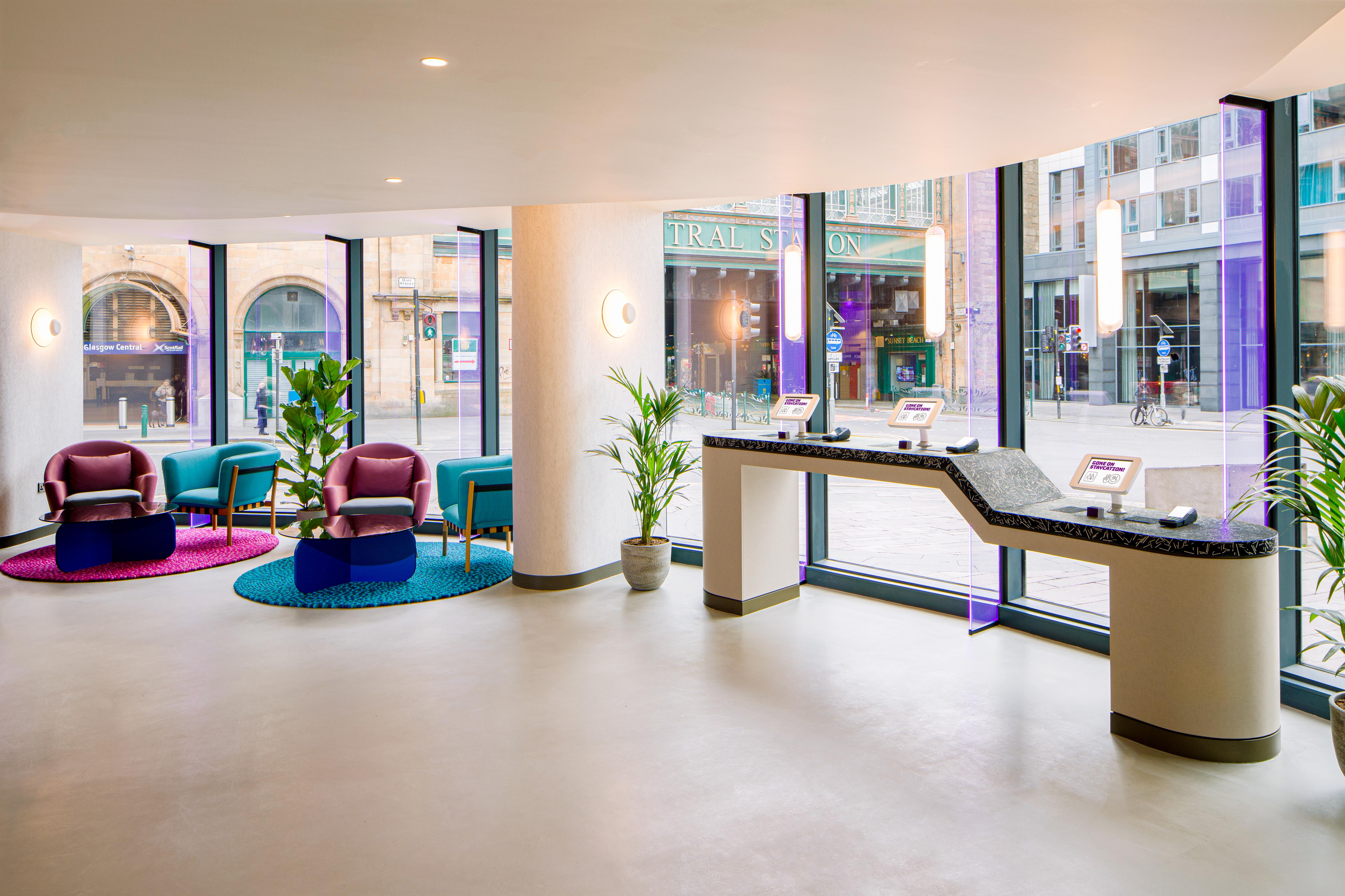 Yotel กลาสโกว์ ภายนอก รูปภาพ Reception desk at Edinburgh Airport