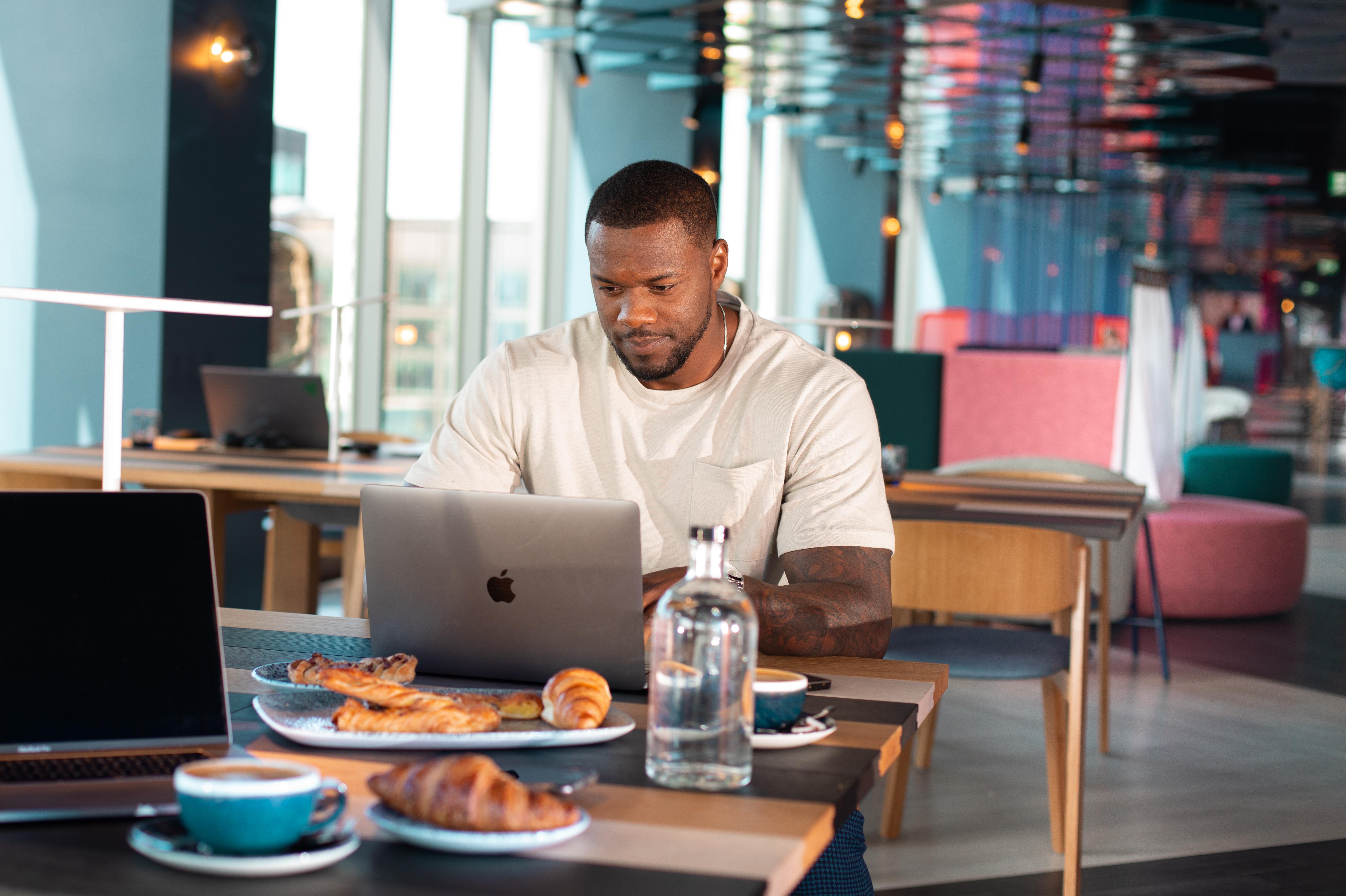 Yotel กลาสโกว์ ภายนอก รูปภาพ A man working on a laptop.