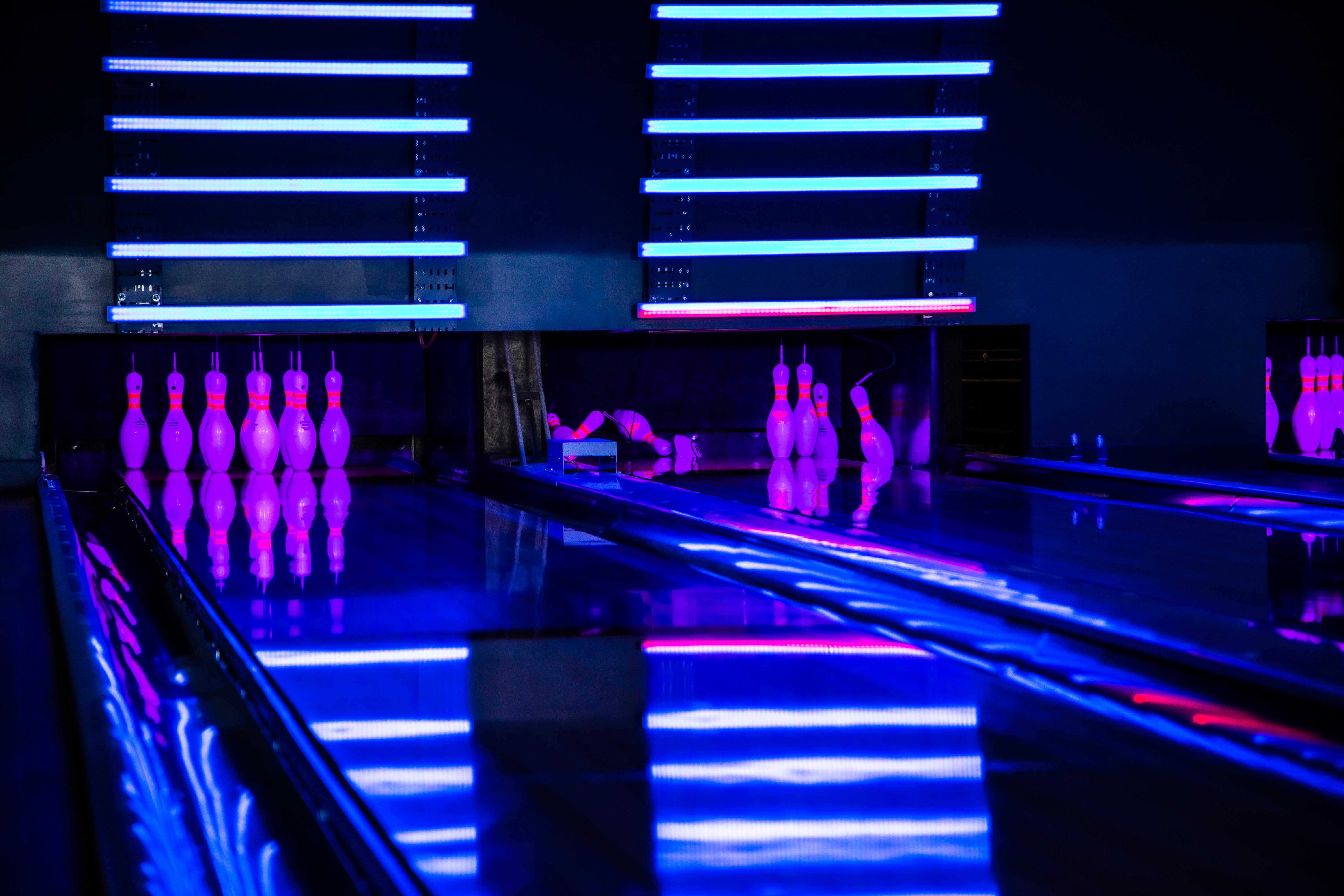 Yotel กลาสโกว์ ภายนอก รูปภาพ "The bowling alley is illuminated."