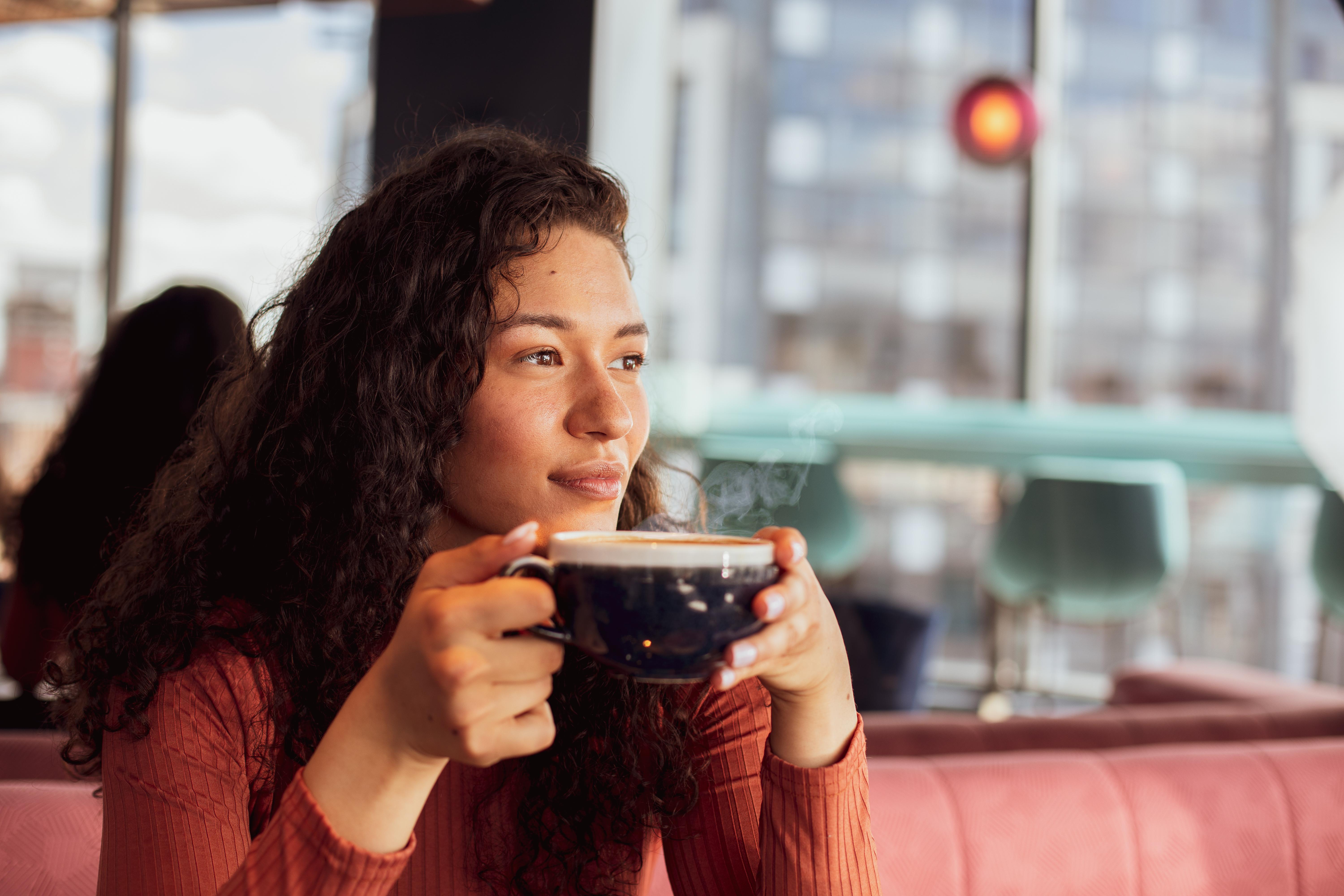 Yotel กลาสโกว์ ภายนอก รูปภาพ A woman drinking coffee.