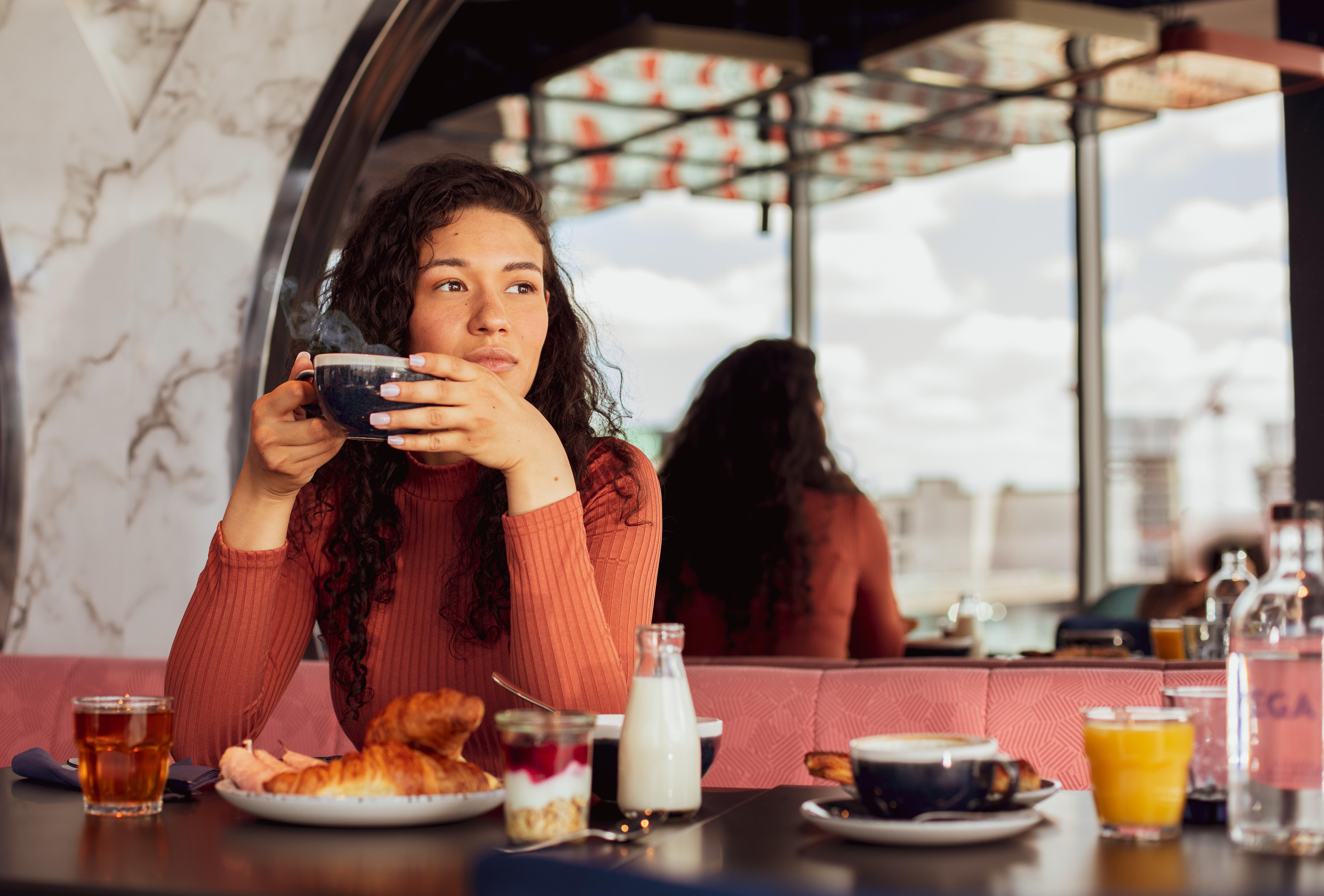 Yotel กลาสโกว์ ภายนอก รูปภาพ A woman having breakfast at a cafe.