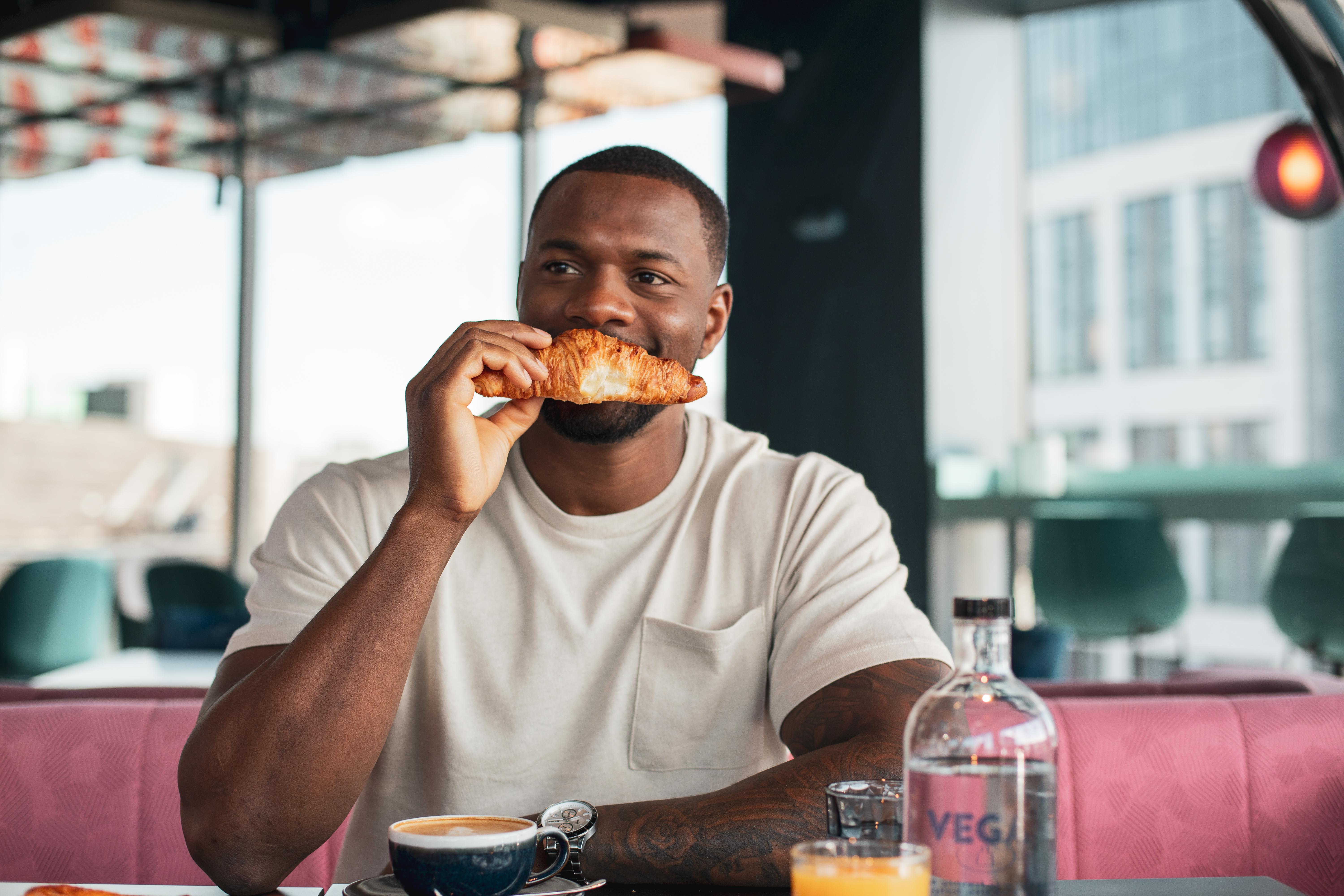 Yotel กลาสโกว์ ภายนอก รูปภาพ Photo of a man eating a croissant