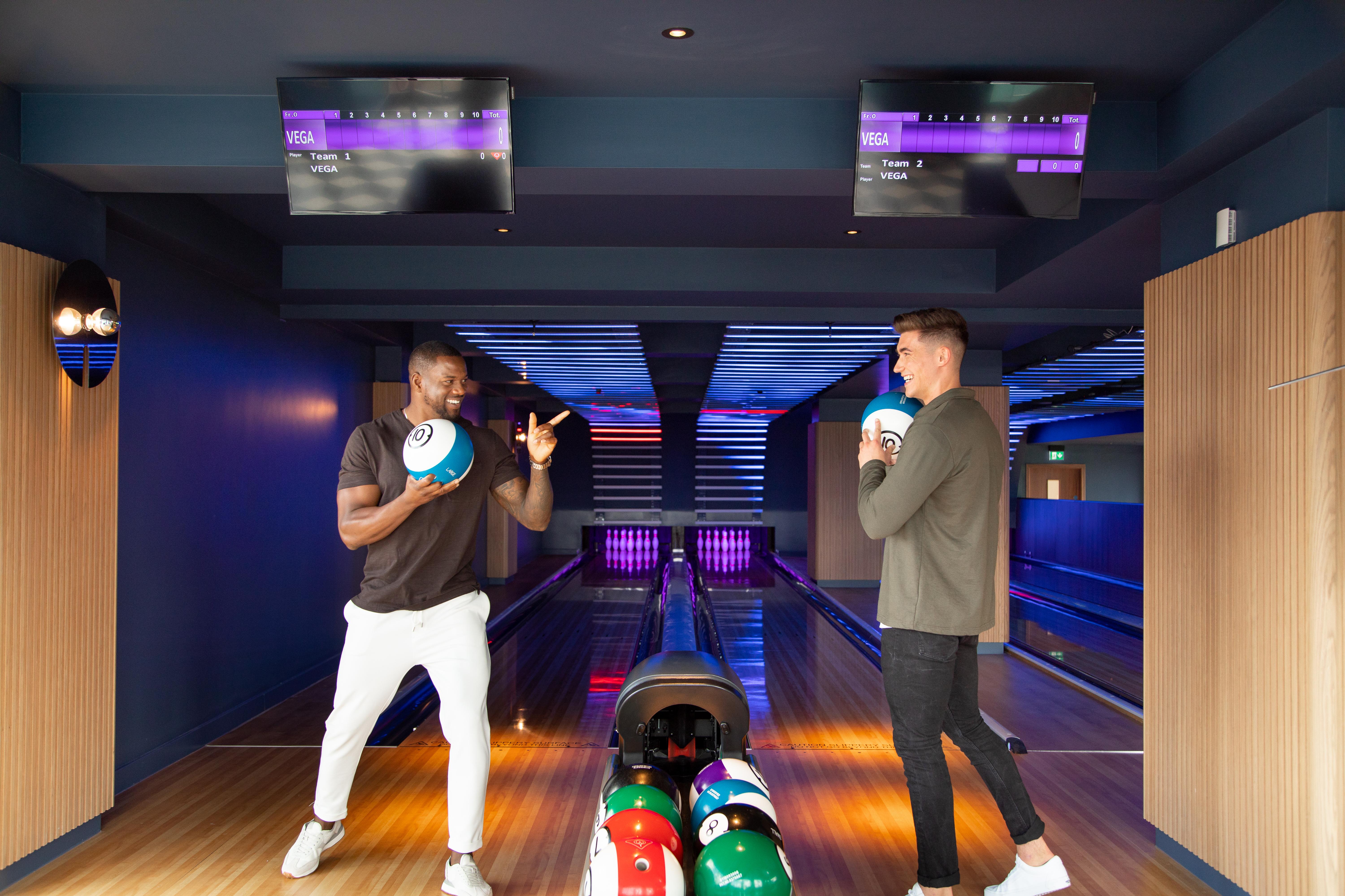 Yotel กลาสโกว์ ภายนอก รูปภาพ Photo of two men playing bowling