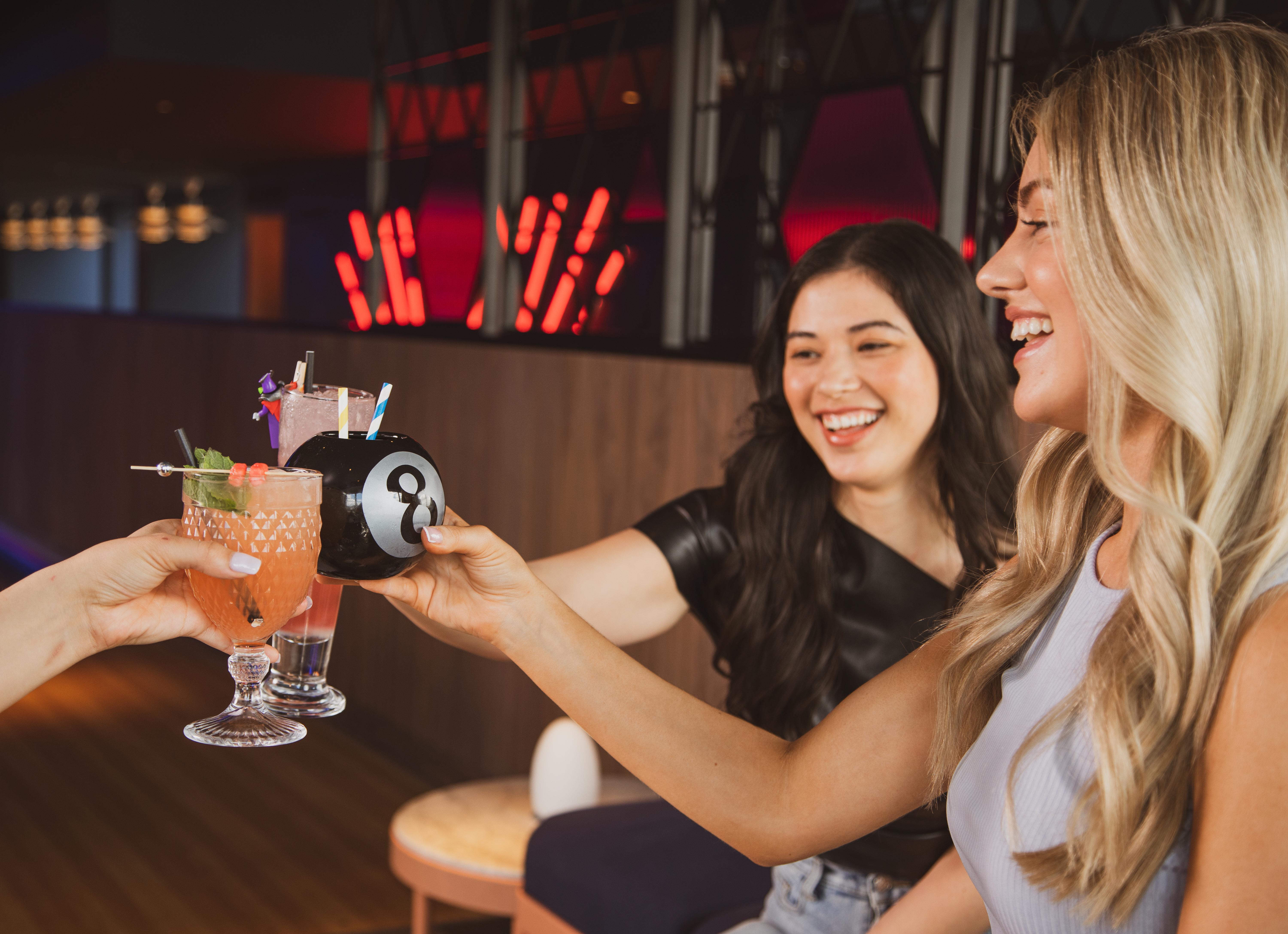 Yotel กลาสโกว์ ภายนอก รูปภาพ Two women toasting with drinks.