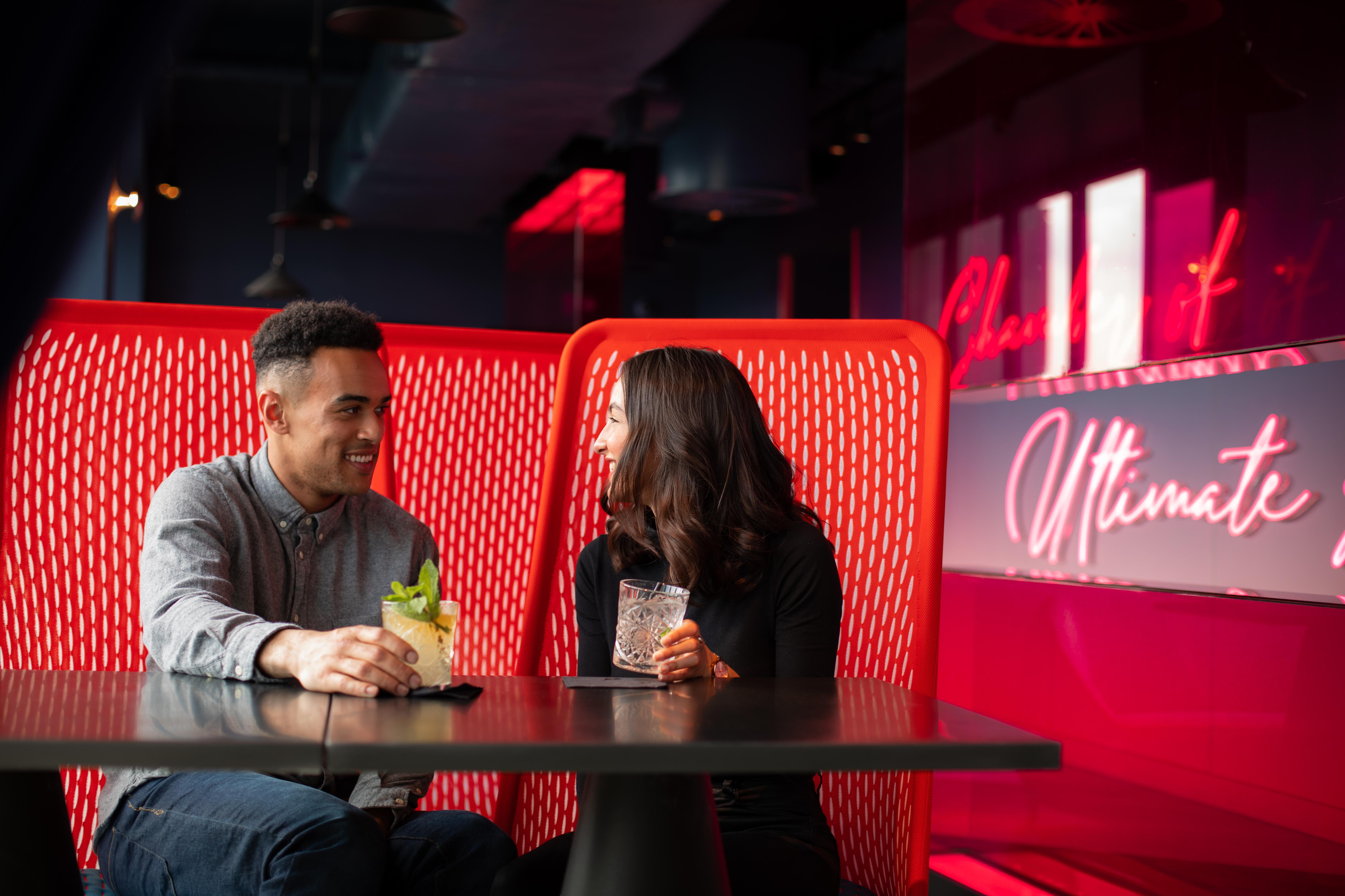 Yotel กลาสโกว์ ภายนอก รูปภาพ Photo of couple sitting in booth with drinks