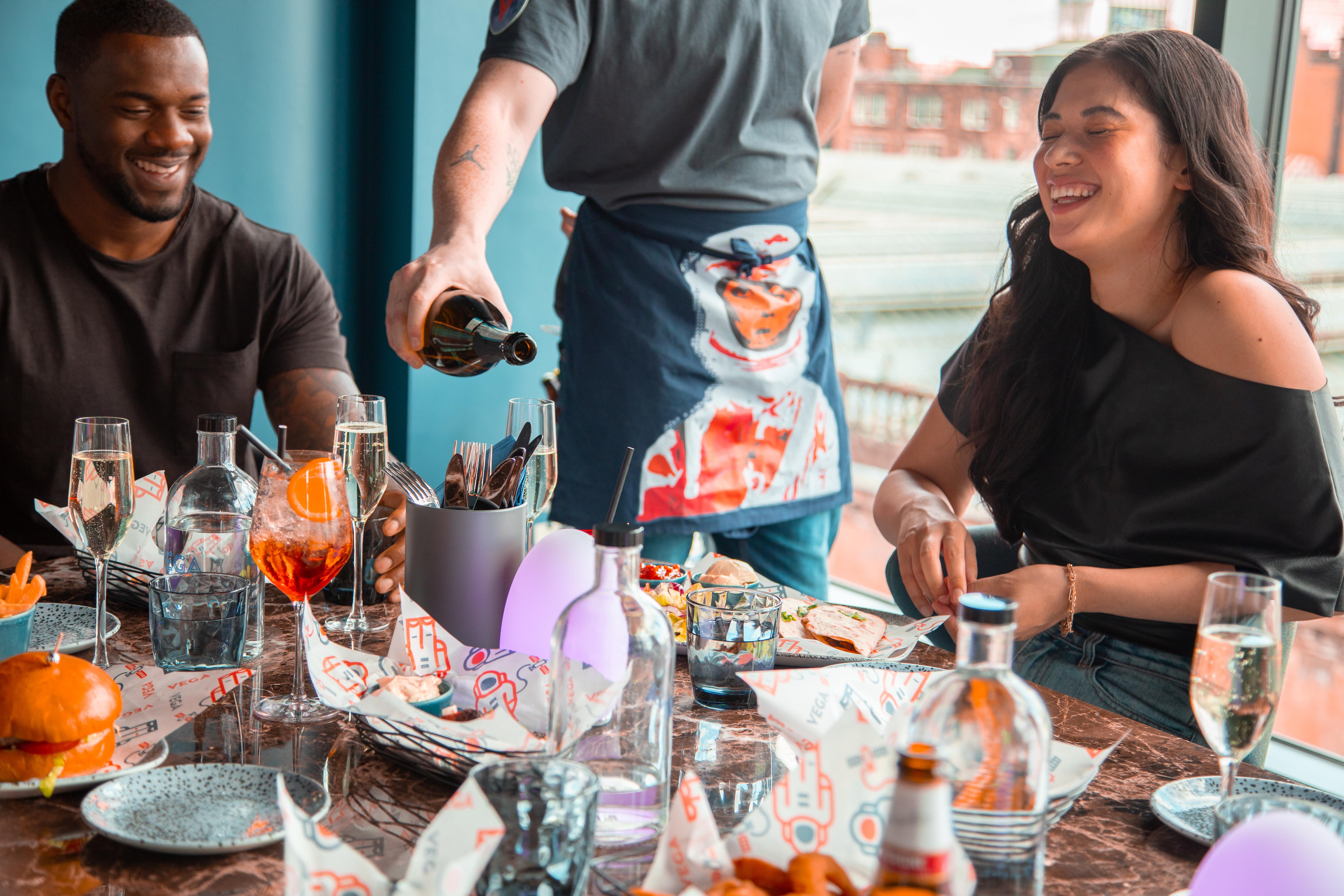 Yotel กลาสโกว์ ภายนอก รูปภาพ A waiter serving a couple drinks at a restaurant