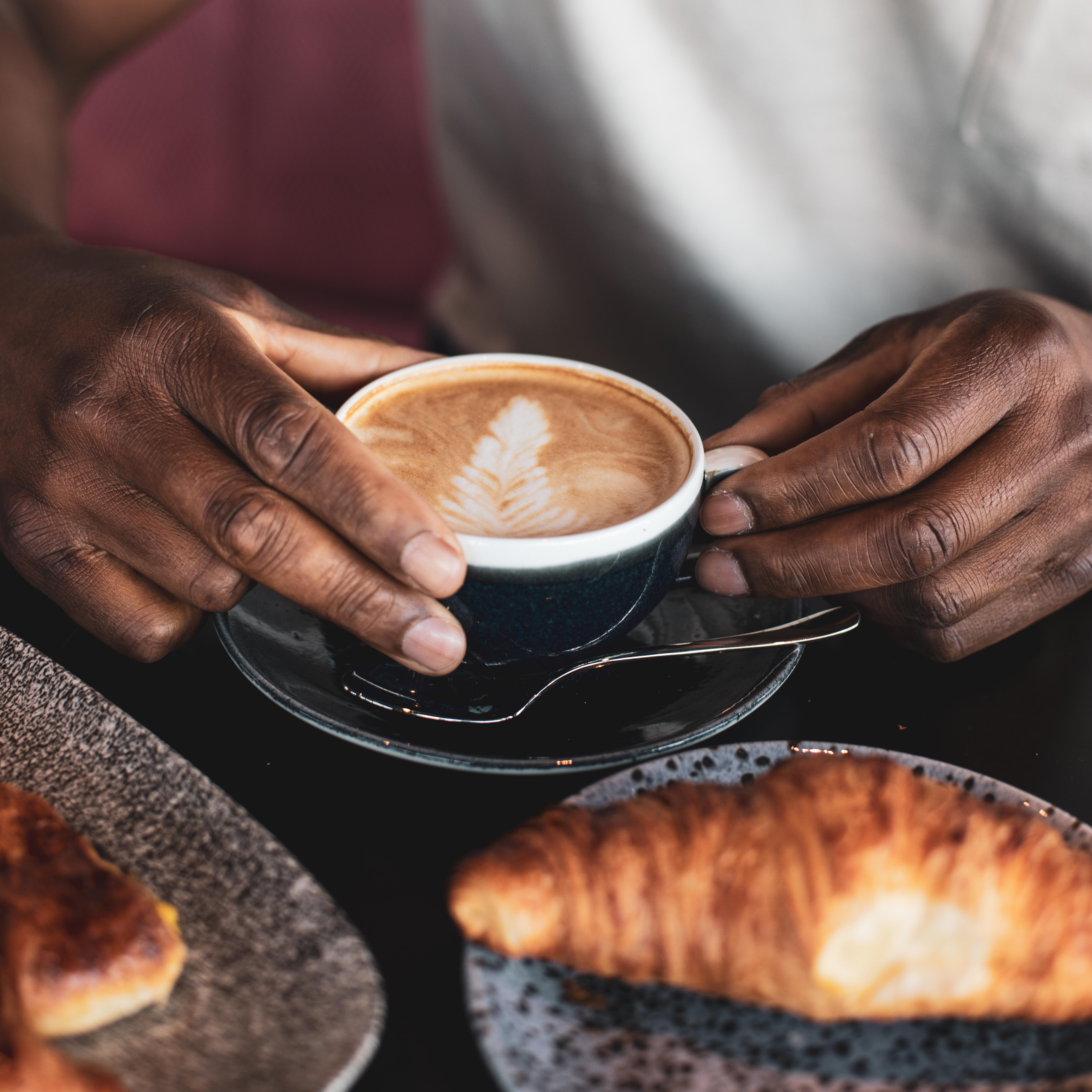 Yotel กลาสโกว์ ภายนอก รูปภาพ A man holding a cup of coffee.