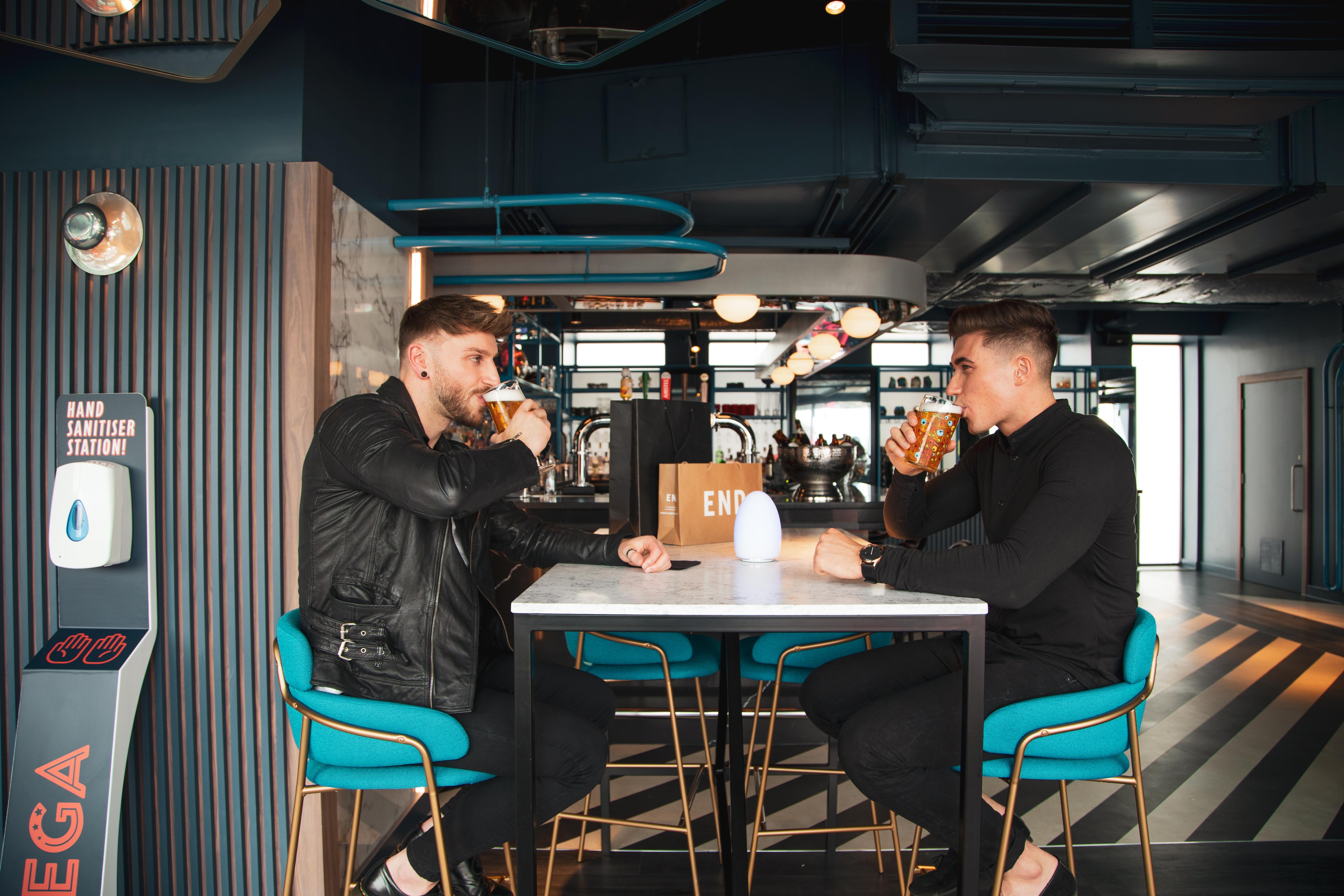 Yotel กลาสโกว์ ภายนอก รูปภาพ Two men drinking at a bar